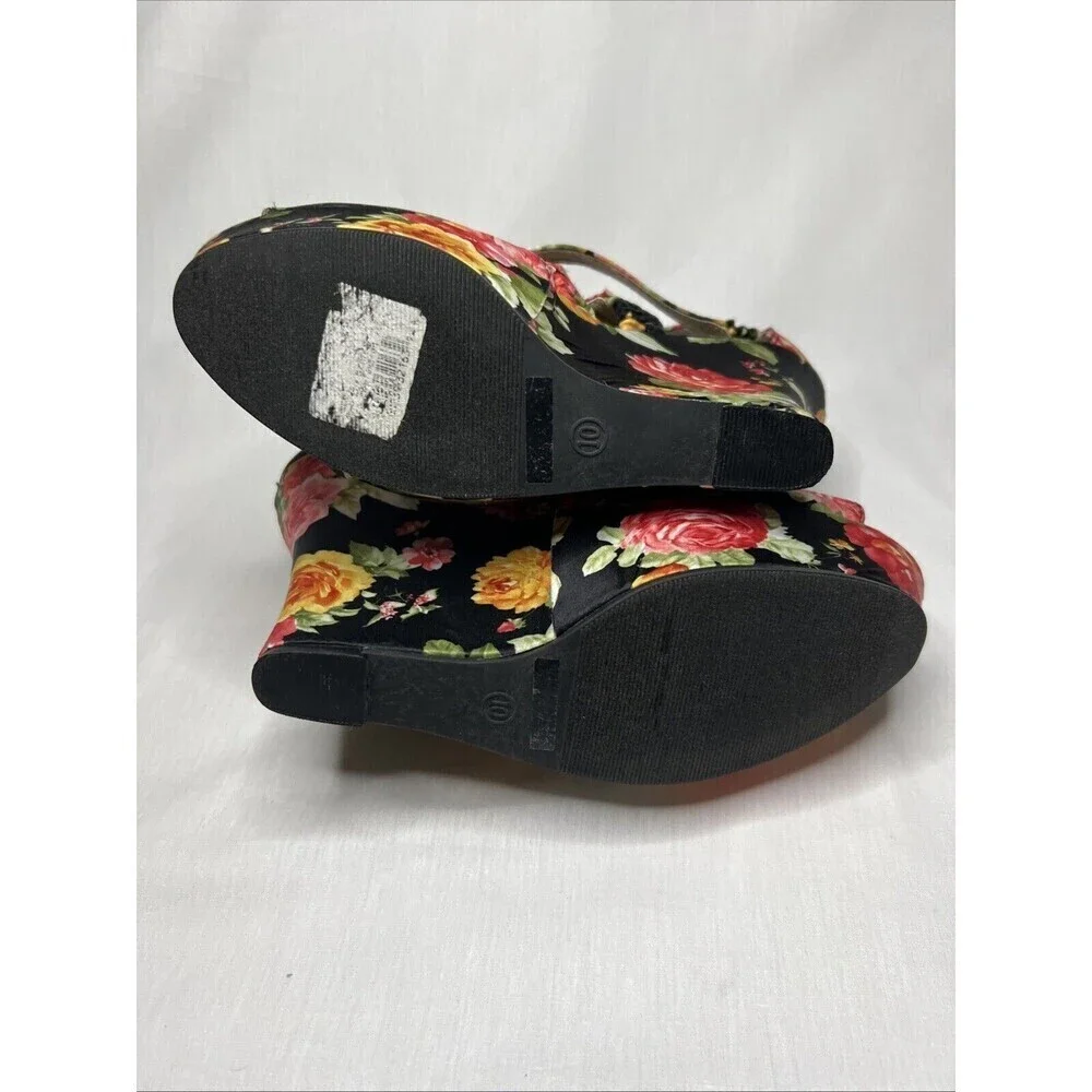 Red Circle Floral Platform Women’s shoes Size 10